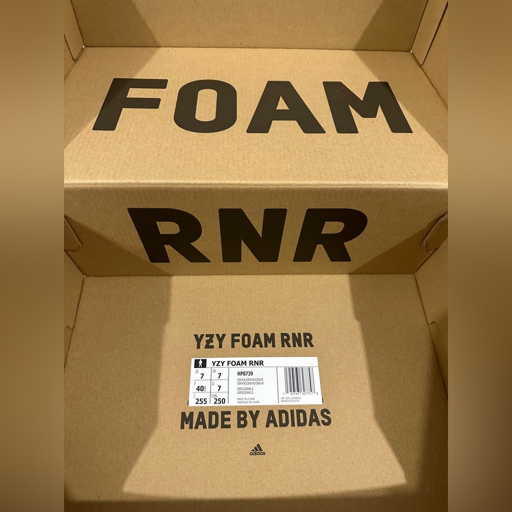 Yeezy Foam RNR - Picture 4 of 11